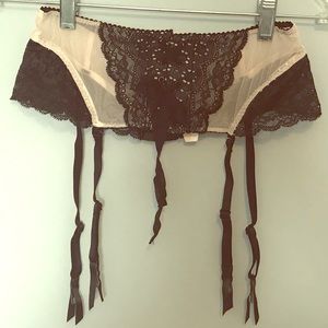 NWT Victoria’s Secret garter belt